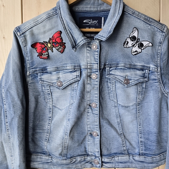 Silver Jeans Light Blue Denim Jacket Skull Patches Gothic Womens XL - Picture 2 of 10